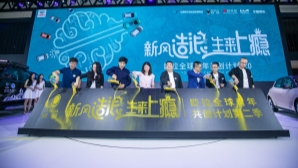 图片包含 室内, 播放器, 院子, 球拍
描述已自动生成